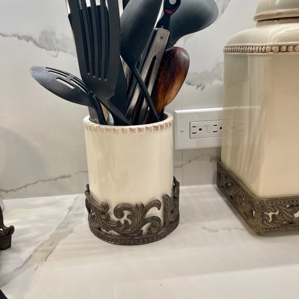 ‼️Sold‼️GG Acanthus Ceramic Utensil Holder